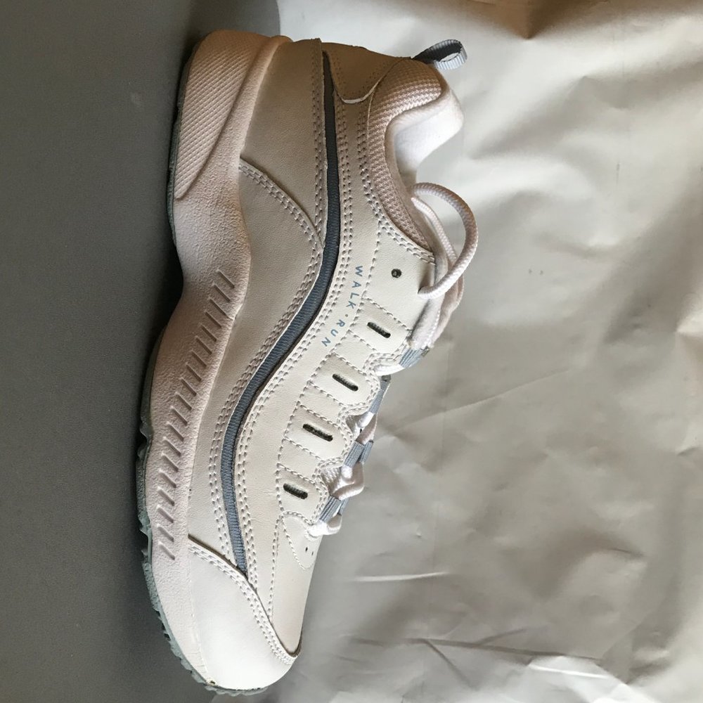 Easy-Spirit Women’s White Regine Walking US 8